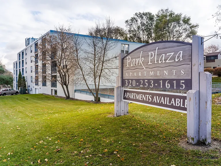 Park Plaza Apartments — Photo 16