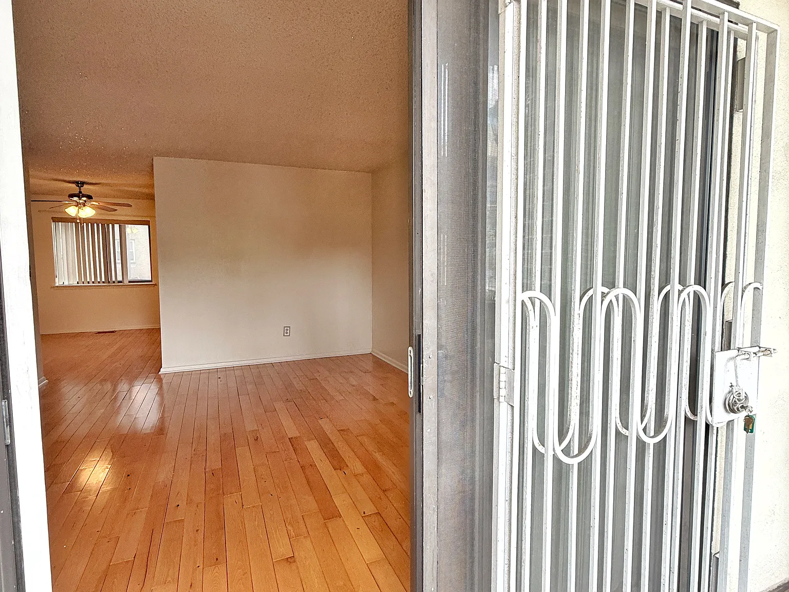 2 bed, 1000 sqft, $2,500 — Photo 3