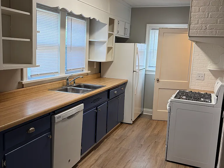 213 Rose Ave — Photo 6