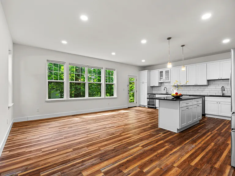 435 Hiscock St — Photo 18