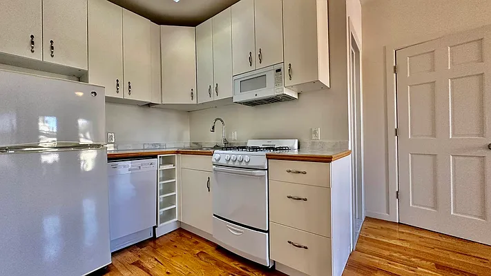 Rented by HOLTON REAL ESTATE INC. | media 14