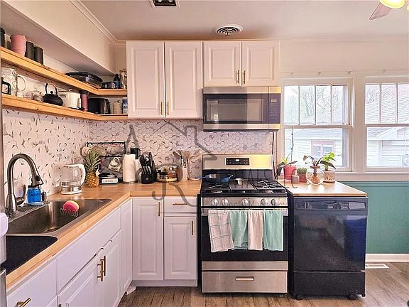 5th image of 917 E Washington St
