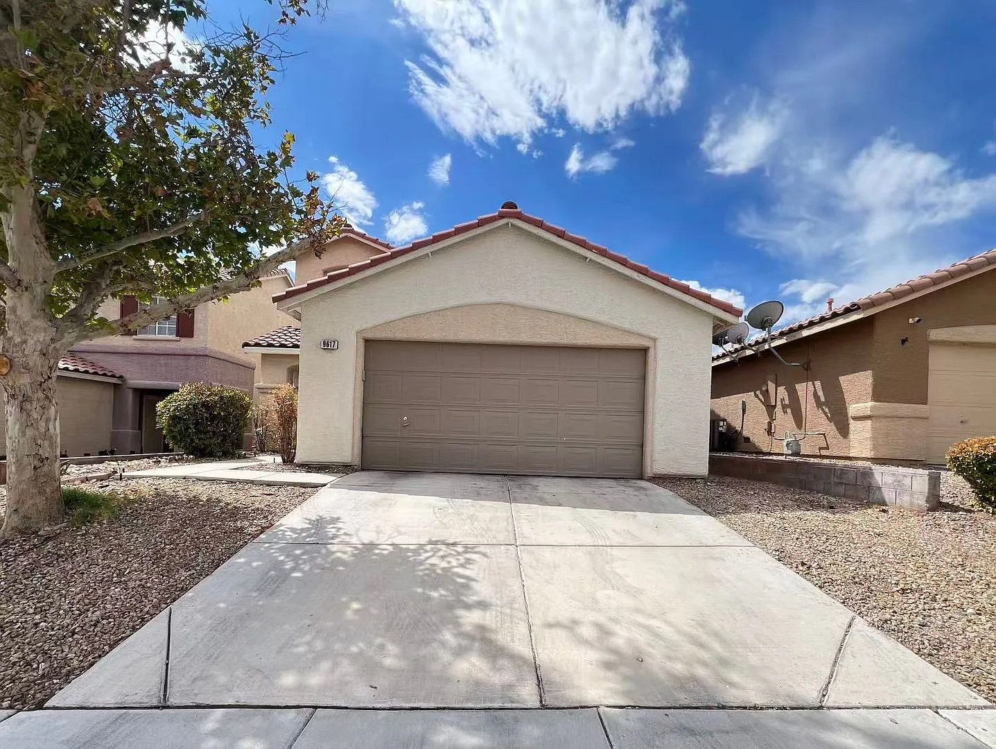 Superb Conditions 2 Story House Near Summerlin — Photo 1