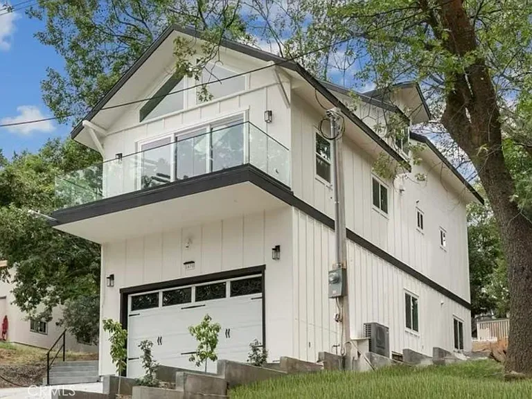 1670 Grass Valley — Photo 3