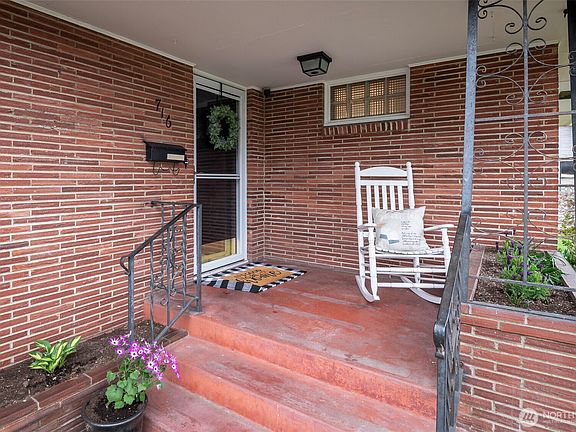 4th image of 716 6th Avenue NW