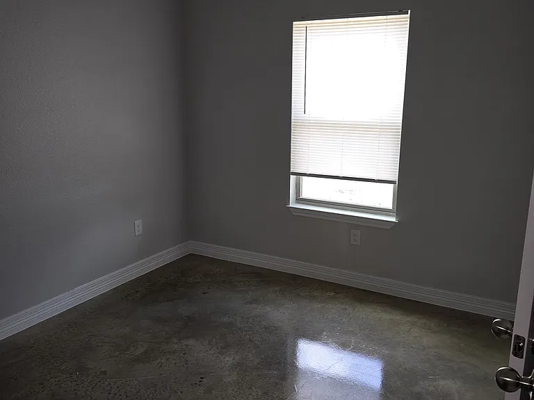 1708 E Leon St — Photo 8