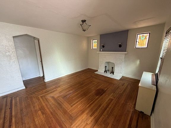 4th image of 222 Wainwright Ave