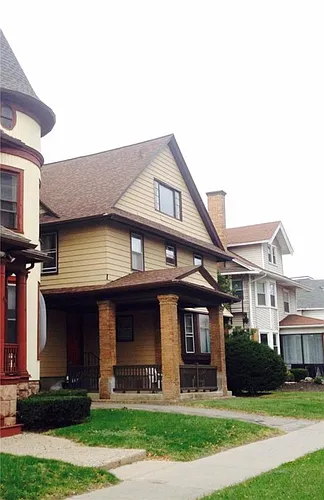 223 Alexander St Photo 1