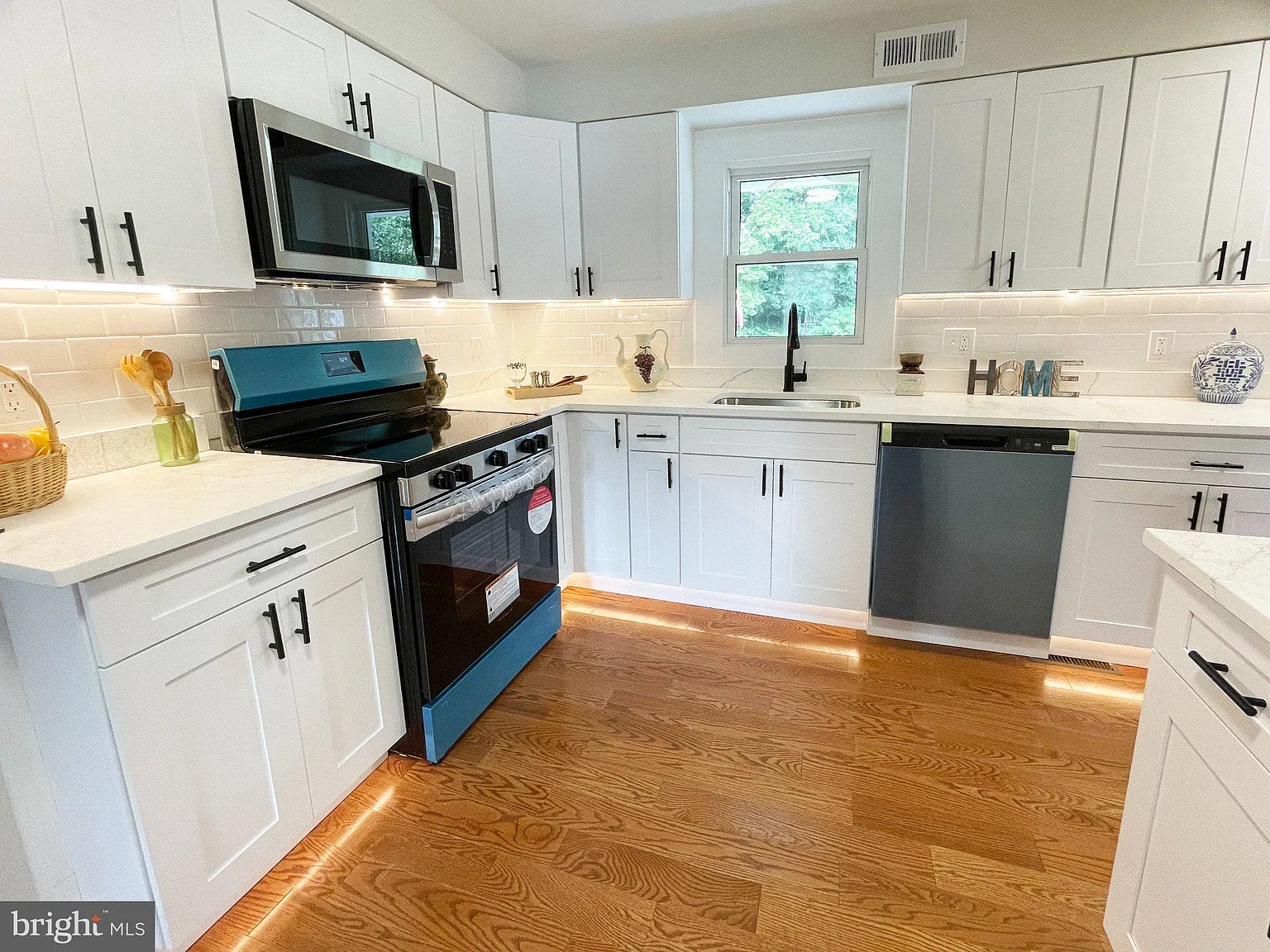 4 bed, 2.0 bath, 1800 sqft, $2,300 — Photo 4