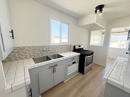 4th image of 142 Main St #C