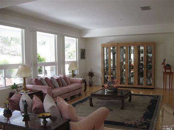 3rd image of 203 Moulton Ct