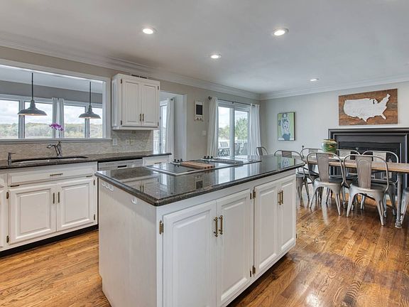 5th image of 40 Poxabogue Ln
