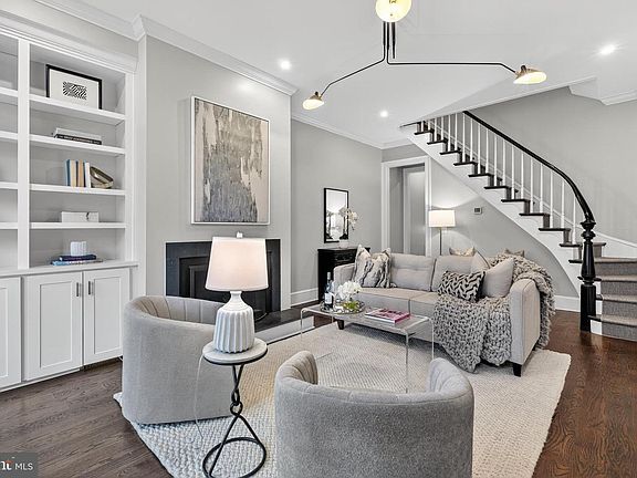 4th image of 114 4th St NE