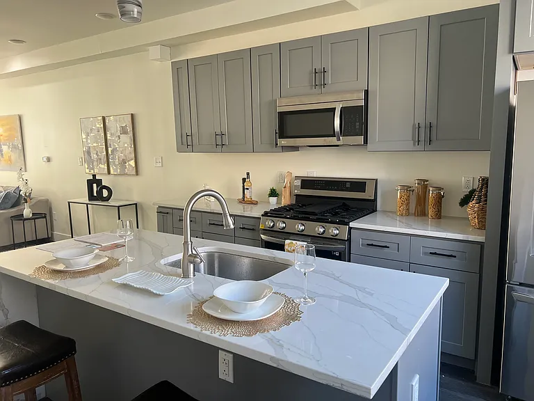 2407 W Seybert St — Photo 4