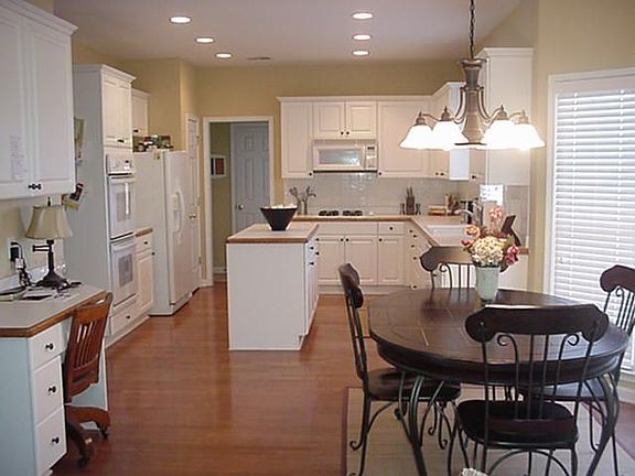 Spacious Kitchen, Breakfast area