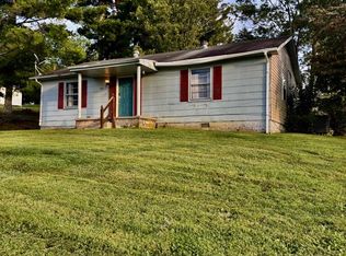417 Honeysuckle Ln, Glade Spring, VA 24340