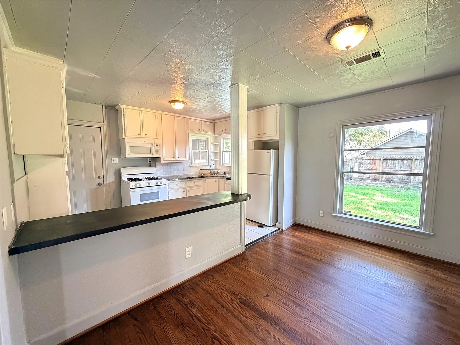 2 bed, 1.0 bath, 1176 sqft, $1,795 — Photo 4