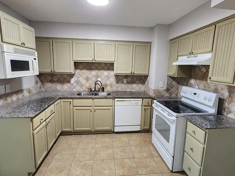 808 Howell Dr — Photo 7
