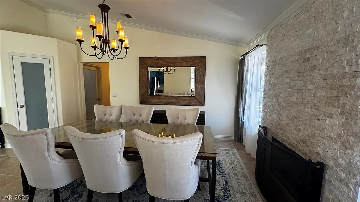 3 bed, 2.0 bath, 2082 sqft, $4,298 — Photo 4