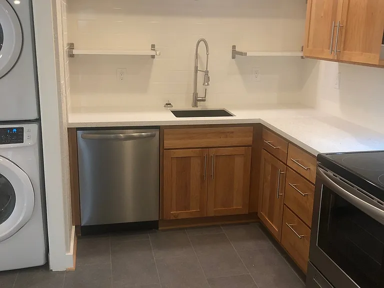 Taggart TownHouse Hardwood's, Patio, Park, Pets, Bike, Bus — Photo 7
