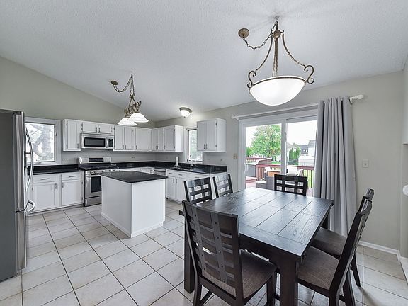 4th image of 975 Millwood Dr