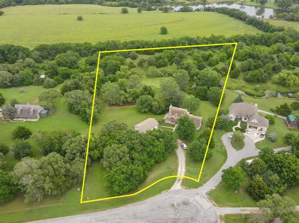 1010 W Meadowlake Cir, Valley Center, KS 67147