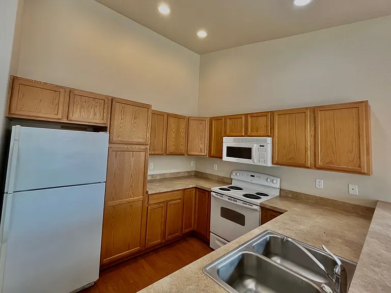 310 E 28th Ave — Photo 5