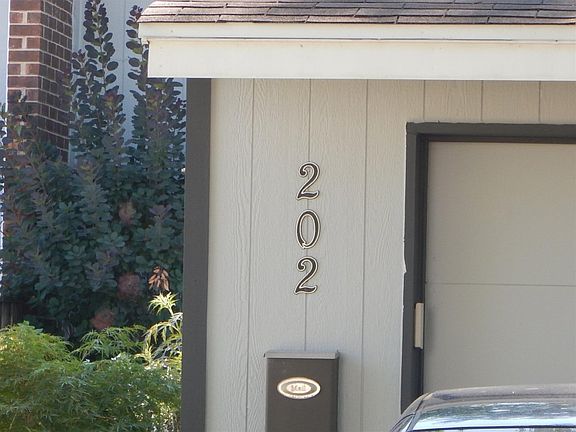 2nd image of 202 Lakeshore Ln