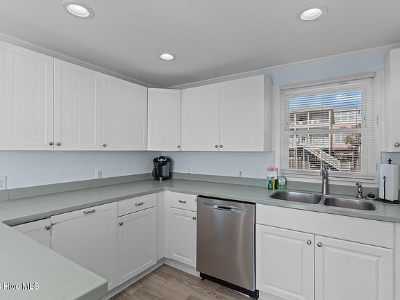5th image of 3225 E Beach Drive