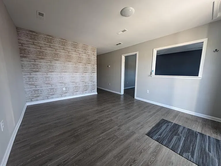 610 S Market St — Photo 2