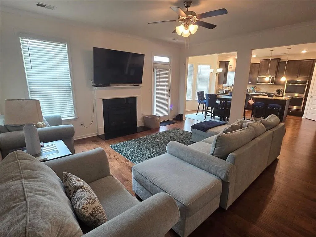 5 bed, 3.5 bath, 3822 sqft, $3,400 — Photo 4