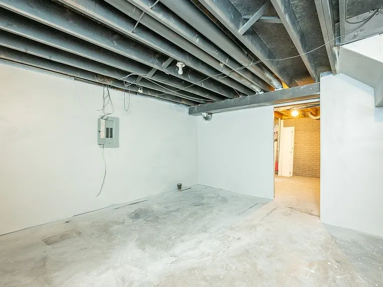 675 Ashworth Dr — Photo 5