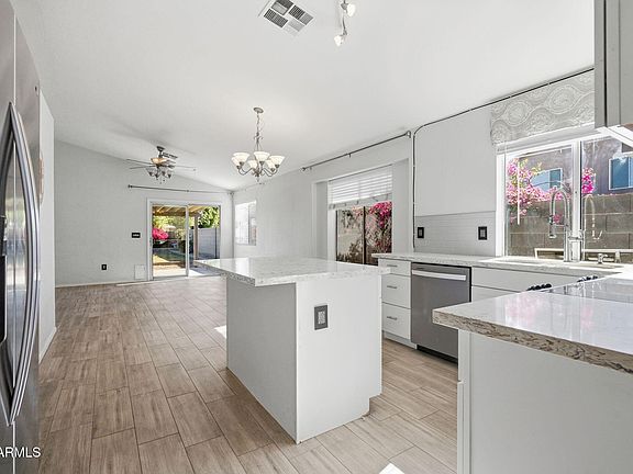 3rd image of 861 S ITHICA Street