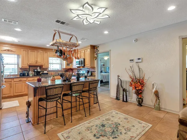 2913 18th Ave N, Texas City, TX 77590