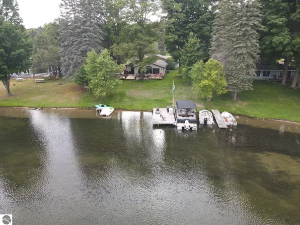 602 Green Acres St, Bellaire, MI 49615