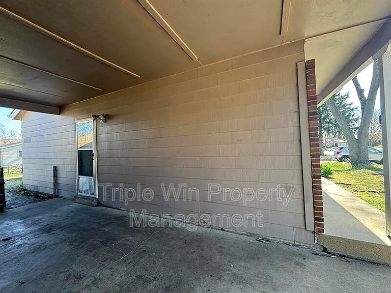 513 Coachway Ln — Photo 6