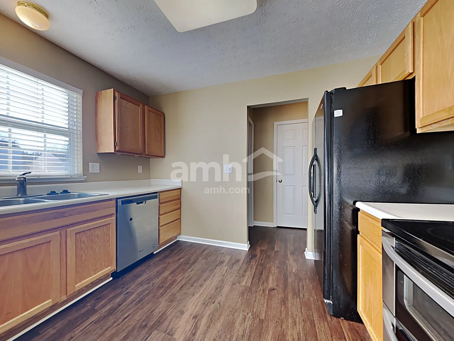 4 bed, 2.5 bath, 1748 sqft, $2,405 — Photo 3