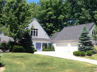 359 Rainbows End, Aurora, OH