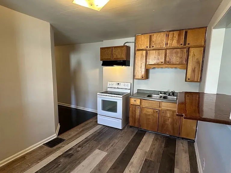 1303 N Gladstone Ave — Photo 4