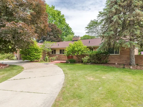 22917 S Bellwood Dr, Southfield, MI 48034