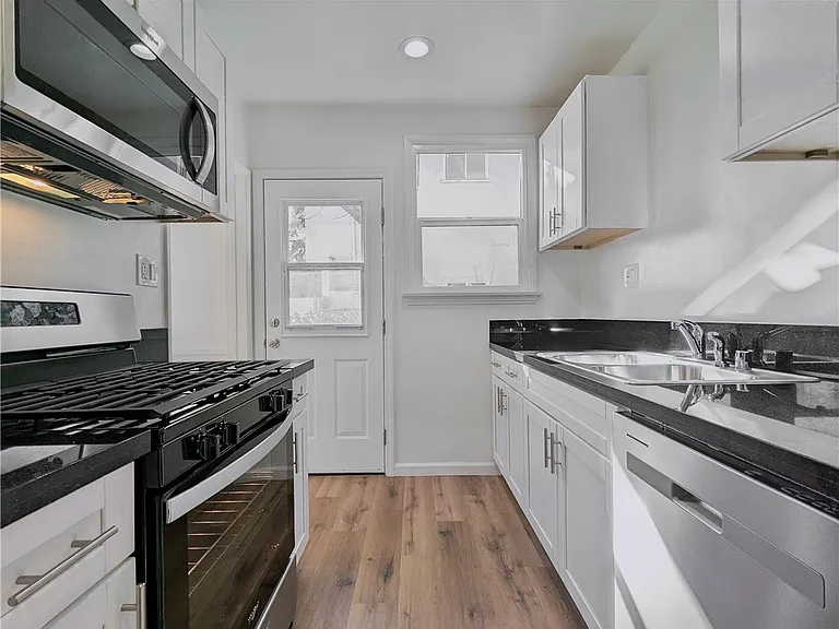 10931 Whipple St — Photo 4