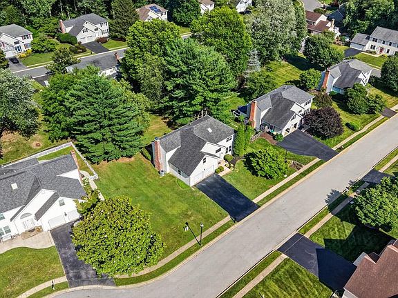 3rd image of 6 Roy Ct