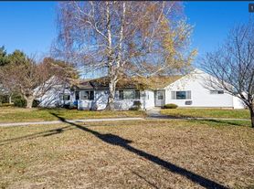 82 Mitchell Dr, Chicopee, MA