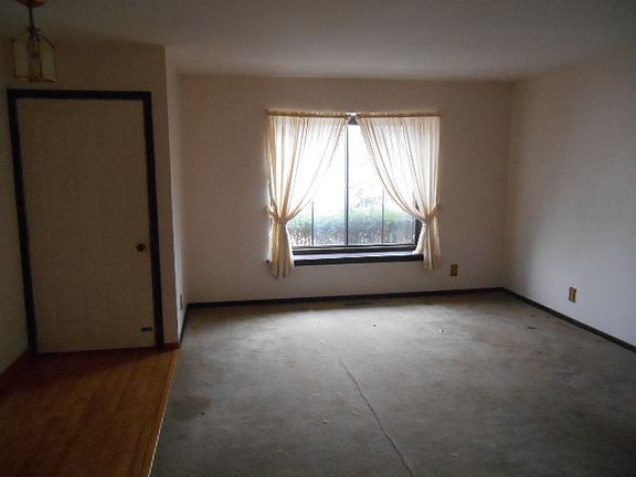 3rd image of 319 Somerset Dr