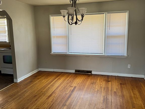 3rd image of 28 Kenwood Dr