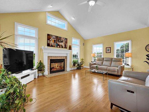 5th image of 10 Cloverhill Cir
