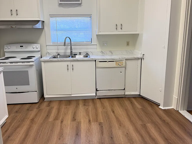 231 N Lakeshore Blvd — Photo 6
