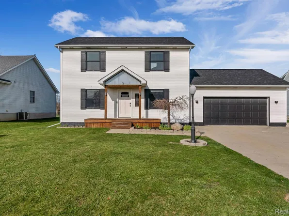 3054 Blue Grass Ln, Swartz Creek, MI 48473