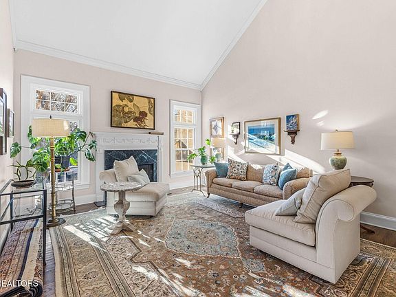 4th image of 916 Highland Point Dr