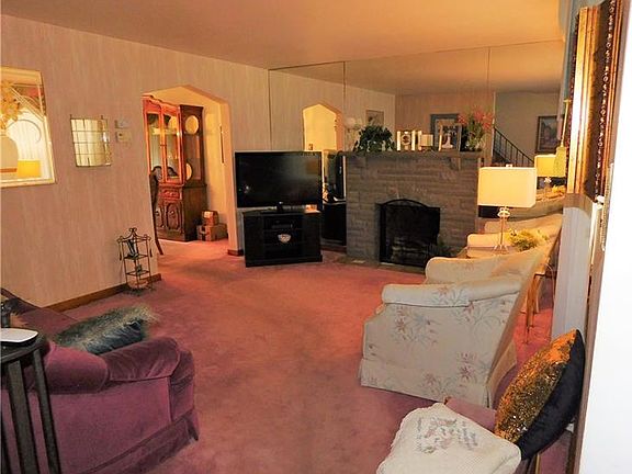 3rd image of 225 W Larkspur St